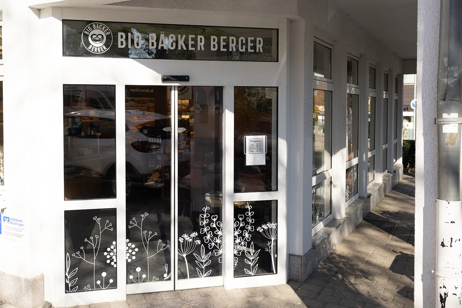 Bio-Bäckerei Berger Filiale Sondelfingen Eingang mit Glasfront und Bioland Gestaltung