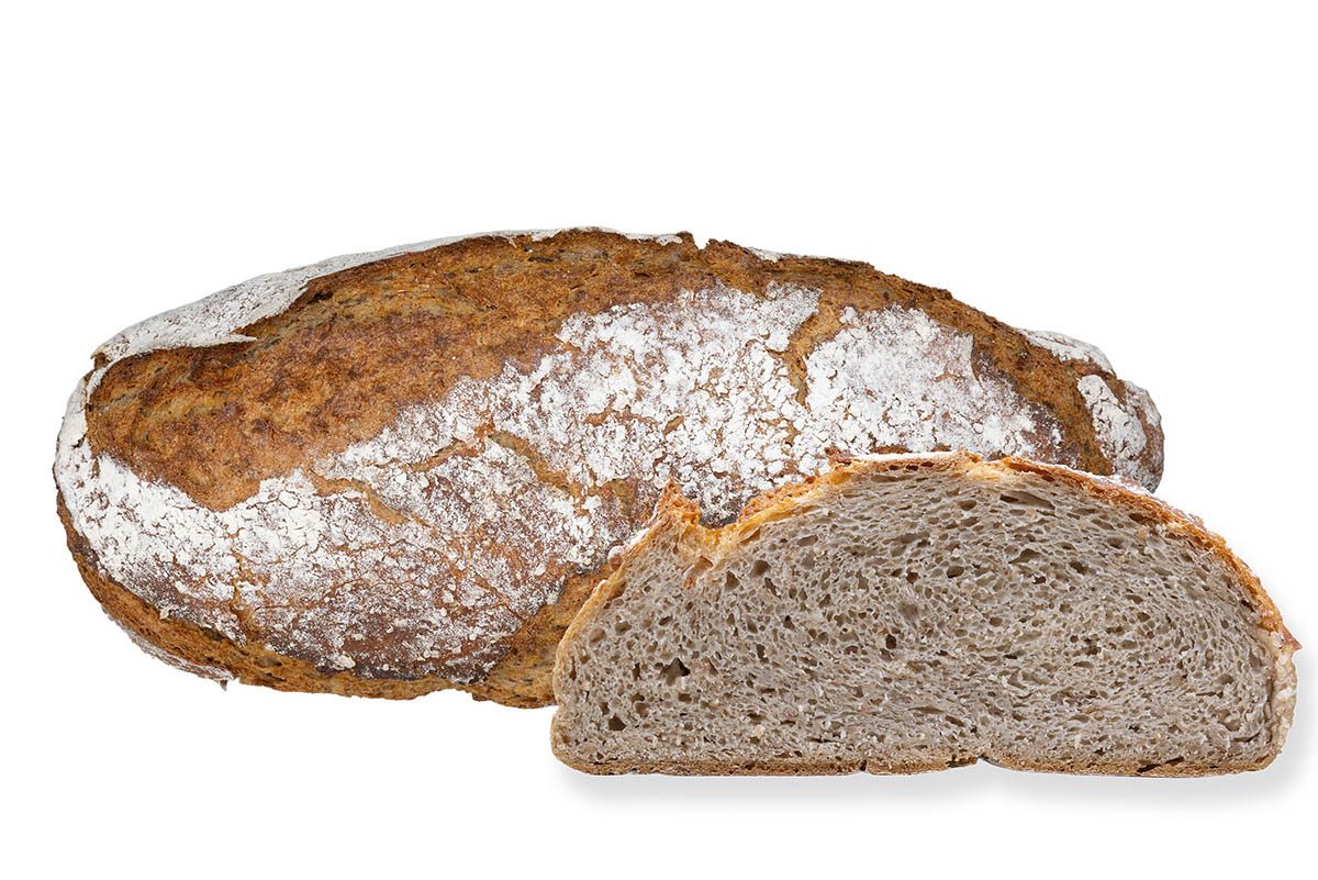 Uriges Landbrot Bioland aus Reutlingen mit rustikaler Kruste und saftiger Krume im Anschnitt