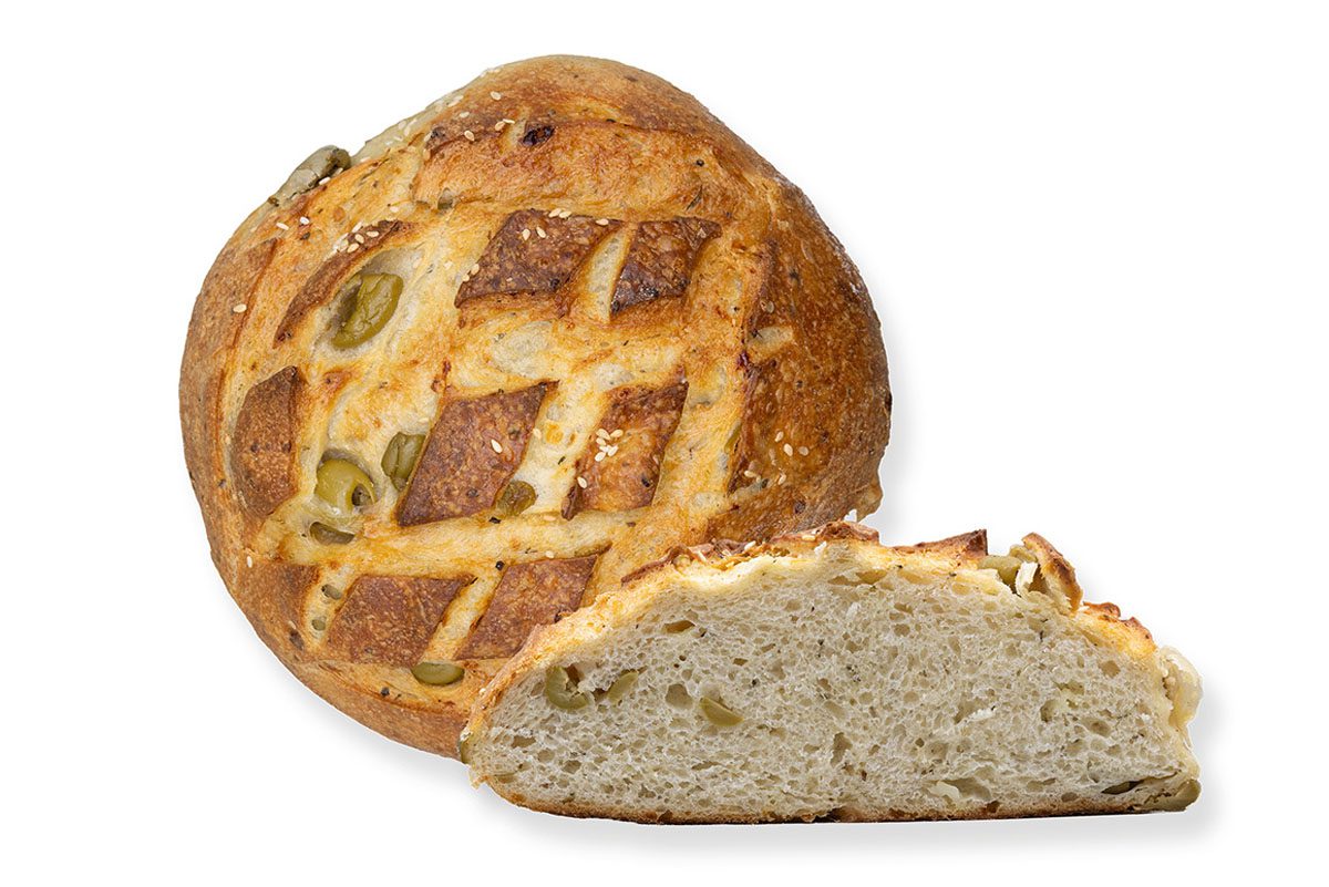 Olivenbrot aus Bio-Zutaten mit grünen Oliven als Laib mit Anschnitt – Bio Bäckerei Berger